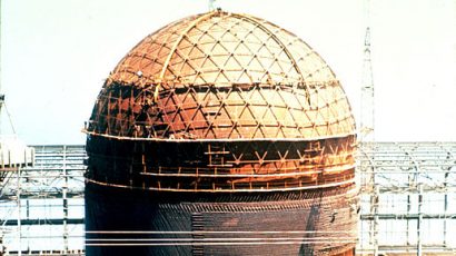 Destruction of a nuclear containment dome as part of decommissioning of a nuclear plant
