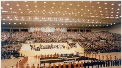 Nixon_at_an_athletic_exhibition_in_Peking_-_NARA_-_194757.tif_.jpg