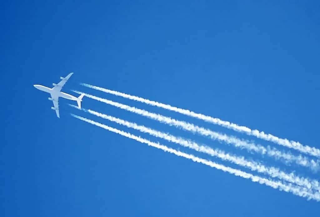 The condensation trails (contrails) of an Airbus A340 jet over London. Credit: Adrian Pingstone