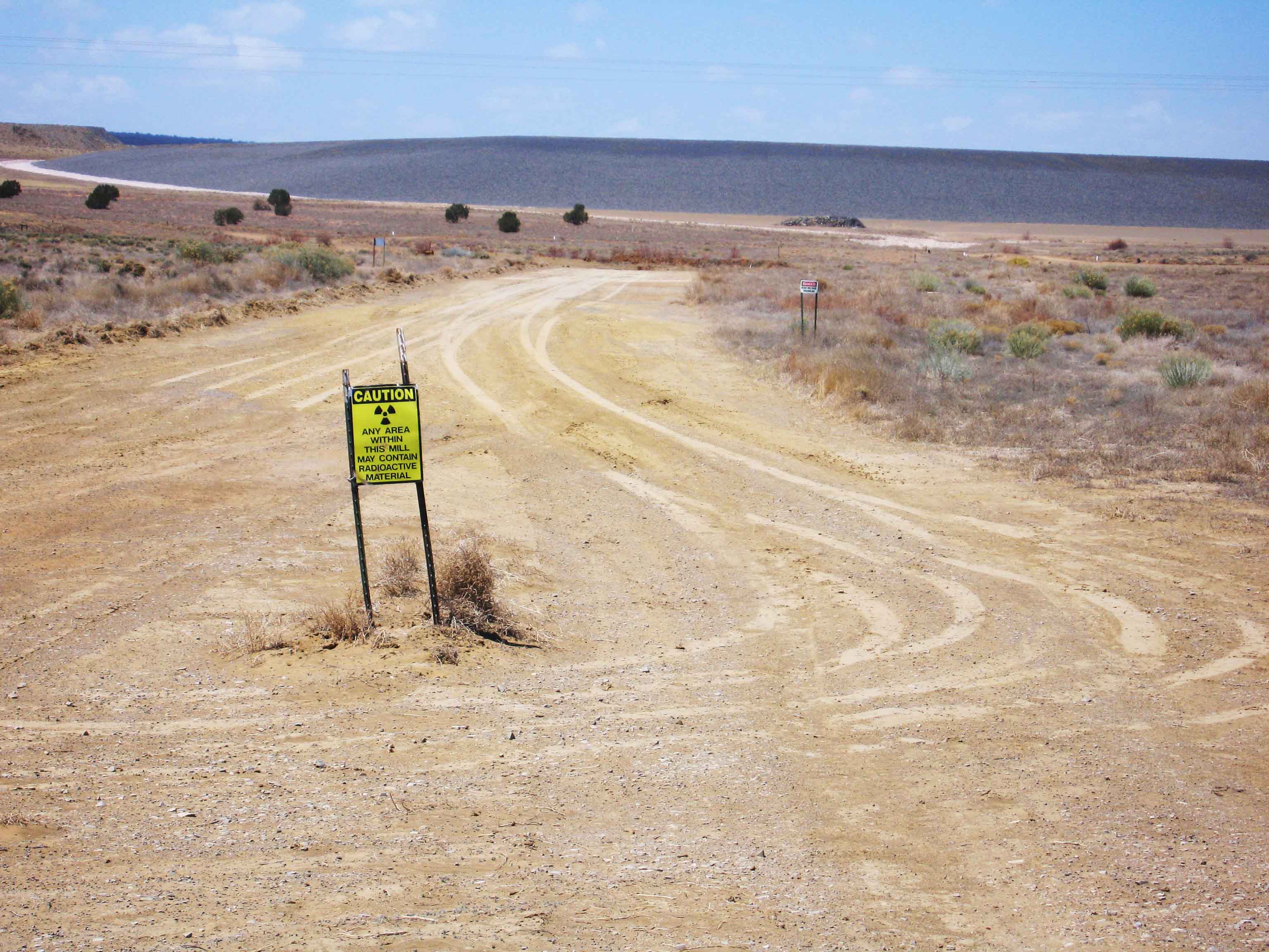 A uranium mining area in New Mexico. Gravel in the background covers mine tailings. Credit: Netherzone via Wikimedia Commons. CC BY-SA 4.0.