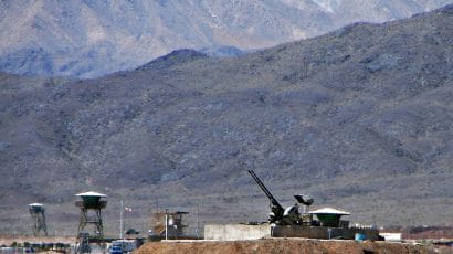 Anti-aircraft guns guarding Natanz nuclear facility. Credit: Hamed Saber. Image accessed via Wikimedia Commons. CC BY 2.0.
