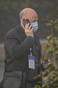 Peter Daszak, een lid van het team van de Wereldgezondheidsorganisatie (WHO) dat de oorsprong van het COVID-19-coronavirus onderzoekt, praat op zijn mobiele telefoon in het Hilton Wuhan Optics Valley in Wuhan.  (Foto door HECTOR RETAMAL/AFP via Getty Images)