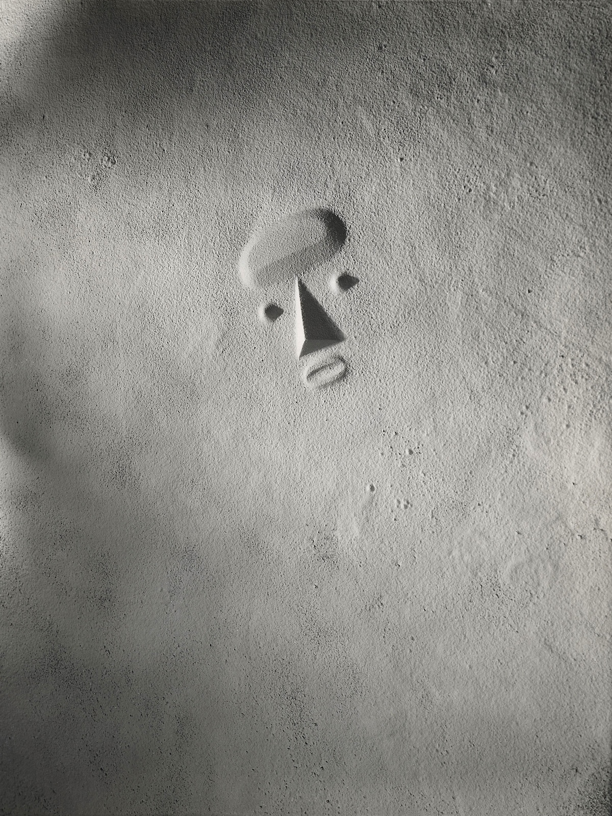 A model in sand of Isamu Noguchi's unrealized Sculpture to Be Seen From Mars