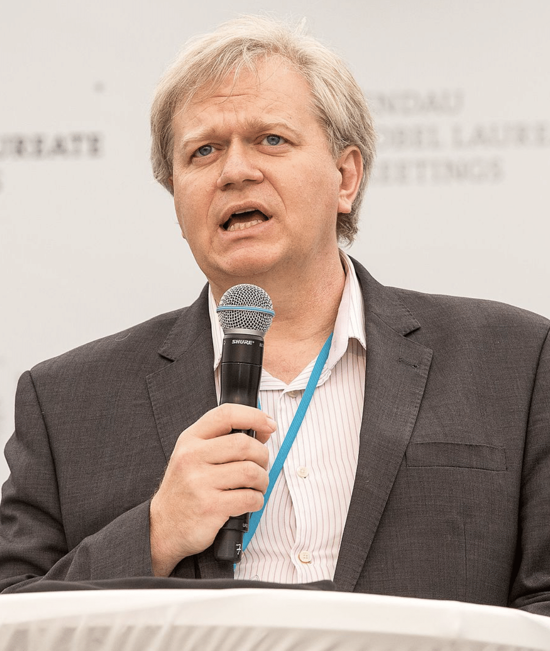 Nobel laureate Brian Schmidt reading the Mainau Declaration 2015 on Climate Change on Mainau Island, Germany on the closing day of the 65th Lindau Nobel Laureate Meeting. | Credit: Vincenzo108 | CC BY-SA 4.0