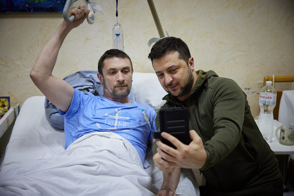 Volodymyr Zelenskyy paid a visit to the wounded defenders of Ukraine undergoing treatment at a military hospital. Credit: Україна. Accessed via Wikipedia. Public domain mark 1.0.