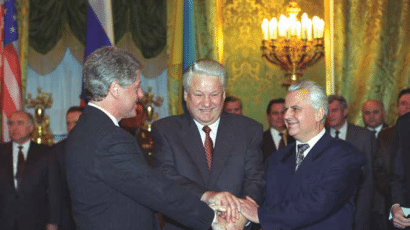 US President Bill Clinton, Russian President Boris, Yeltsin, and Ukrainian President Leonid Kravchuk sign the Trilateral Agreement on transferring nuclear weapons from Ukraine to Russia and associated matters in Moscow, January 1994. Photo credit: Joseph P. Harahan, historian of the Defense Threat Reduction Agency, and the Clinton Presidential Library.