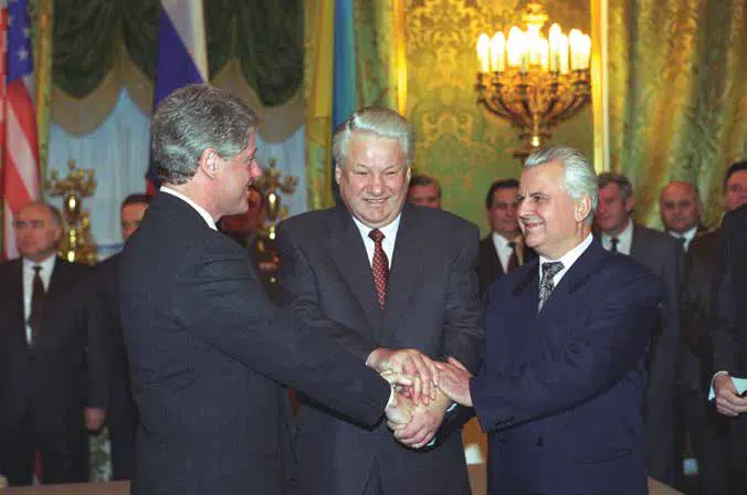 US President Bill Clinton, Russian President Boris, Yeltsin, and Ukrainian President Leonid Kravchuk sign the Trilateral Agreement on transferring nuclear weapons from Ukraine to Russia and associated matters in Moscow, January 1994. Photo credit: Joseph P. Harahan, historian of the Defense Threat Reduction Agency, and the Clinton Presidential Library.