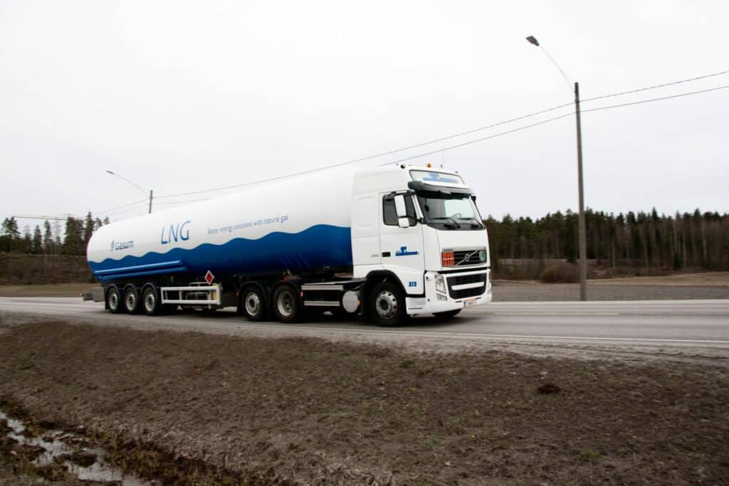 Liquefied natural gas truck