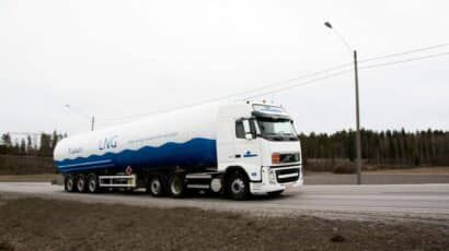 Liquefied natural gas truck