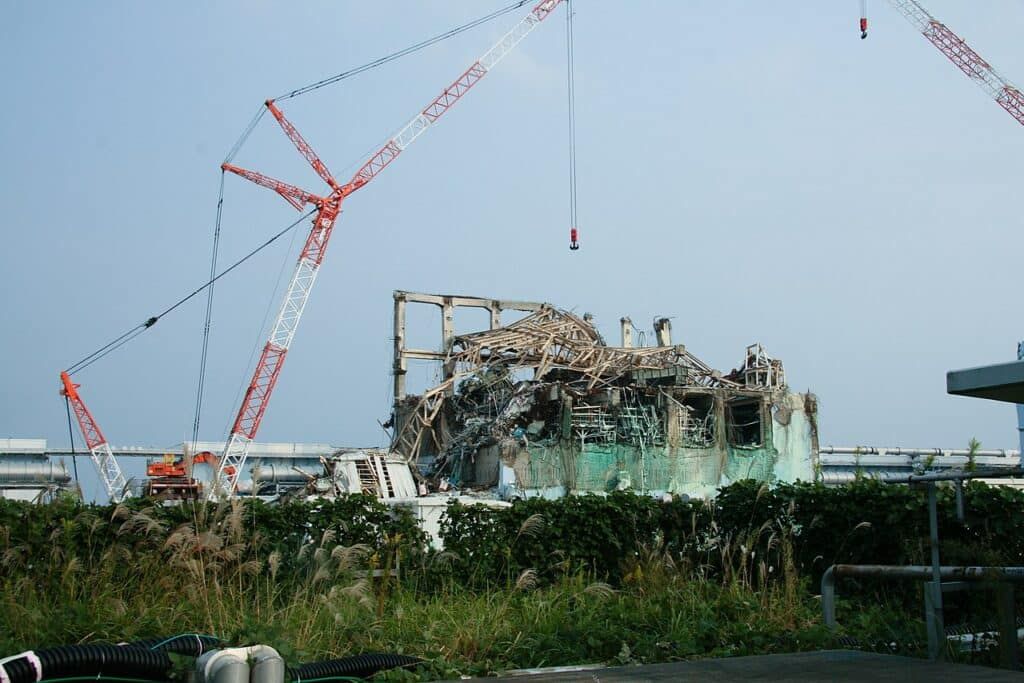 Cranes erected near the destroyed Reactor Unit 3 building at the Fukushima Daiichi nuclear power plant, October 2011. (Giovanni Verlini / IAEA)