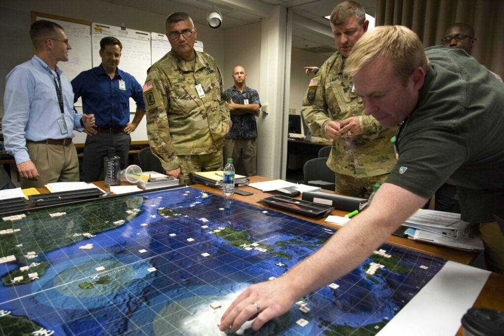 Studenten der US Naval Postgraduate School nehmen an analytischen Kriegsspielen teil, die sie entwickelt haben, um Lösungen für einige der dringendsten nationalen Sicherheitsbedenken des Verteidigungsministeriums zu finden.