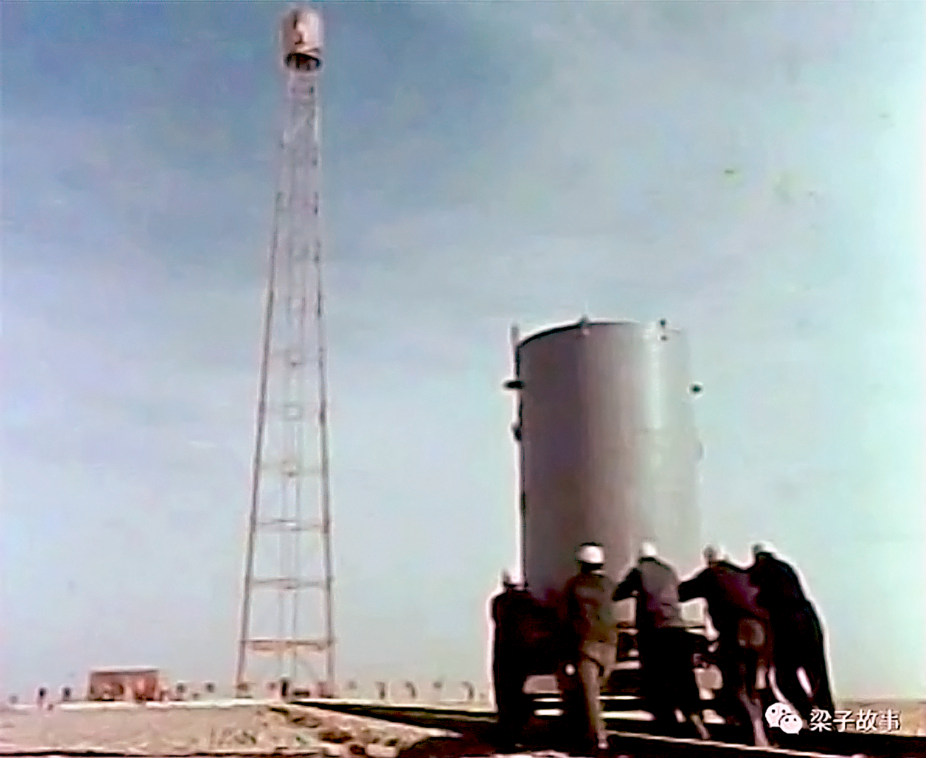 A large canister containing device 629 is moved to the 102-meter-tall tower on December 26, 1966. (Credit: Xie Jianyan / The story of Liangzi website)