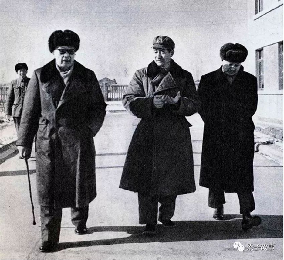 Marshal Nie Rongzhen (left), Zhang Zhenhuan (center), and Qian Xuesen (right) arriving at a meeting to discuss the full-yield hydrogen bomb air-burst test device 639 at the Lop Nor nuclear test site on December 30, 1966. (Credit: Chen Shuyuan / The story of Liangzi website)