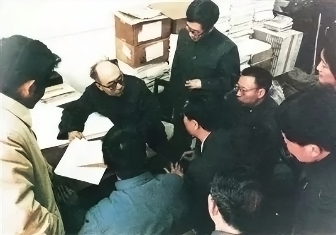 Yu Min confers with other scientists in an undated photo. (via ESSRA)
