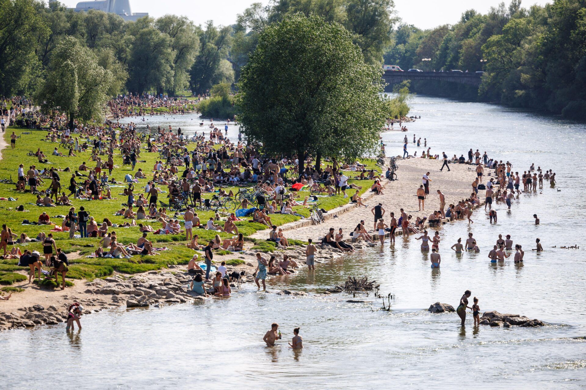 Numerous people bathe in the Isar River in summer heat. (Photo by Matthias Balk/dpa/Alamy Live News)