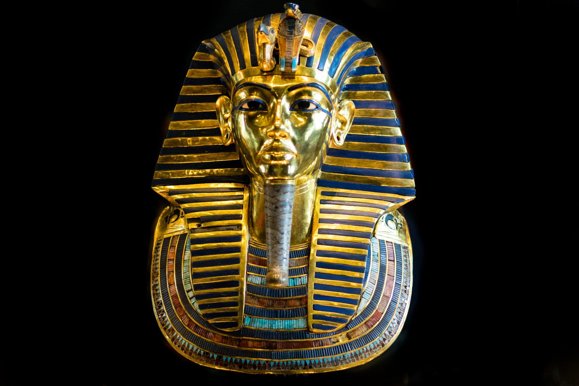 The famous burial mask of King Tutankhamun on display at the Egyptian Museum in Cairo, Egypt. (Mark Fischer, <a href="https://creativecommons.org/licenses/by-sa/2.0"> CC BY-SA 2.0</a> , via Wikimedia Commons)