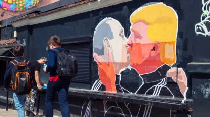 Mural artwork of Russian President Vladimir Putin and U.S. presidential hopeful Donald Trump kissing on the side of a barbecue restaurant in Vilnius, Lithuania in May 2016. Photo by Cebas1