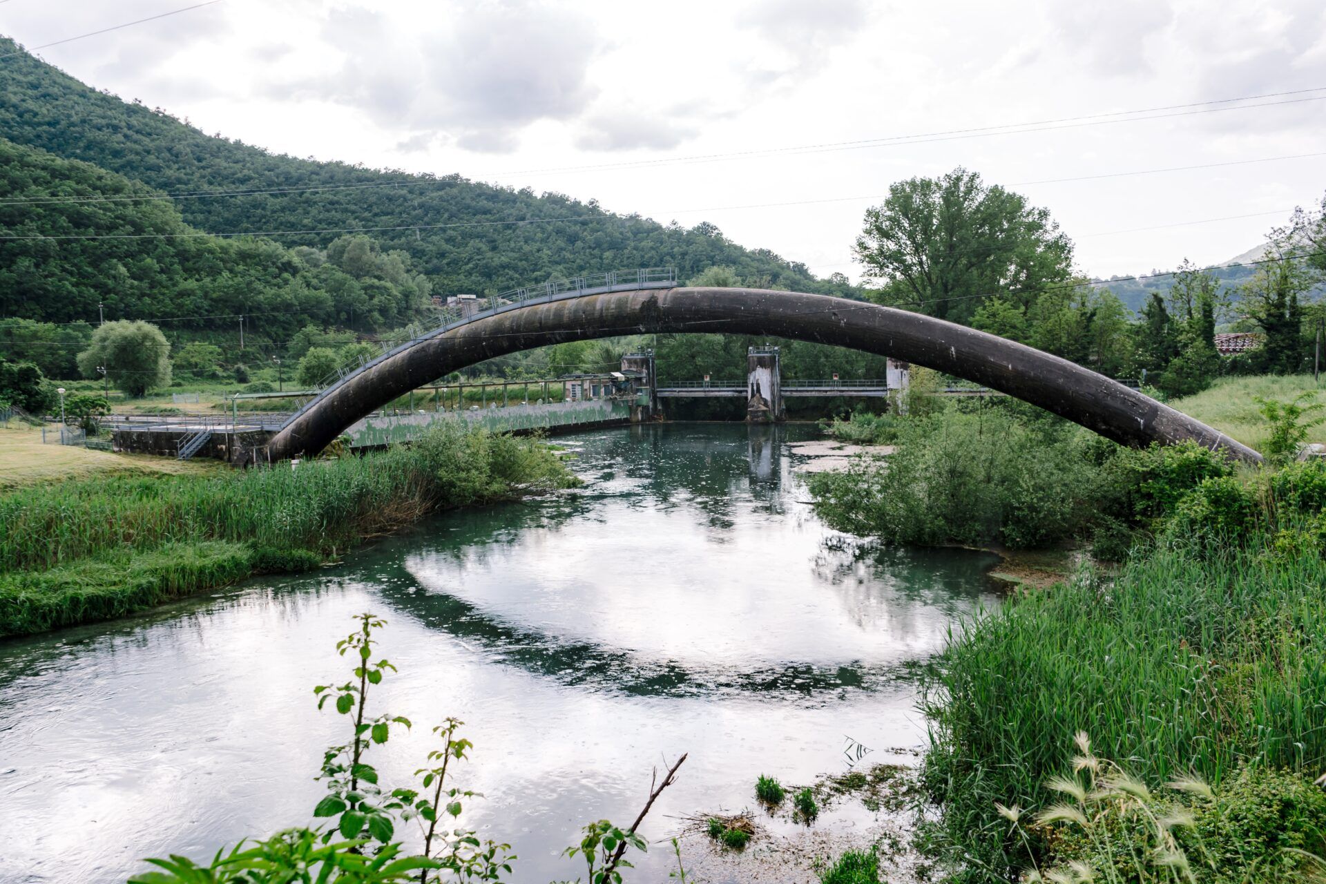 Going with the flow. Thousands of miles of pipes and canals supply water both for Rome’s drinking water and for hydroelectric power generation. Here, a tributary river of the Tiber, the Velino, meets with the Peschiera near a hydroelectric plant in Cotilia. Over time, the flow of both rivers has diminished as a result of water withdrawals.
Photo by Federico Ambrosini