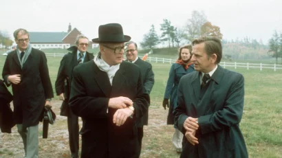 Finnish President Urho Kekkonen (left) and Swedish Prime Minister Olof Palme checking their watches during a meeting in 1975