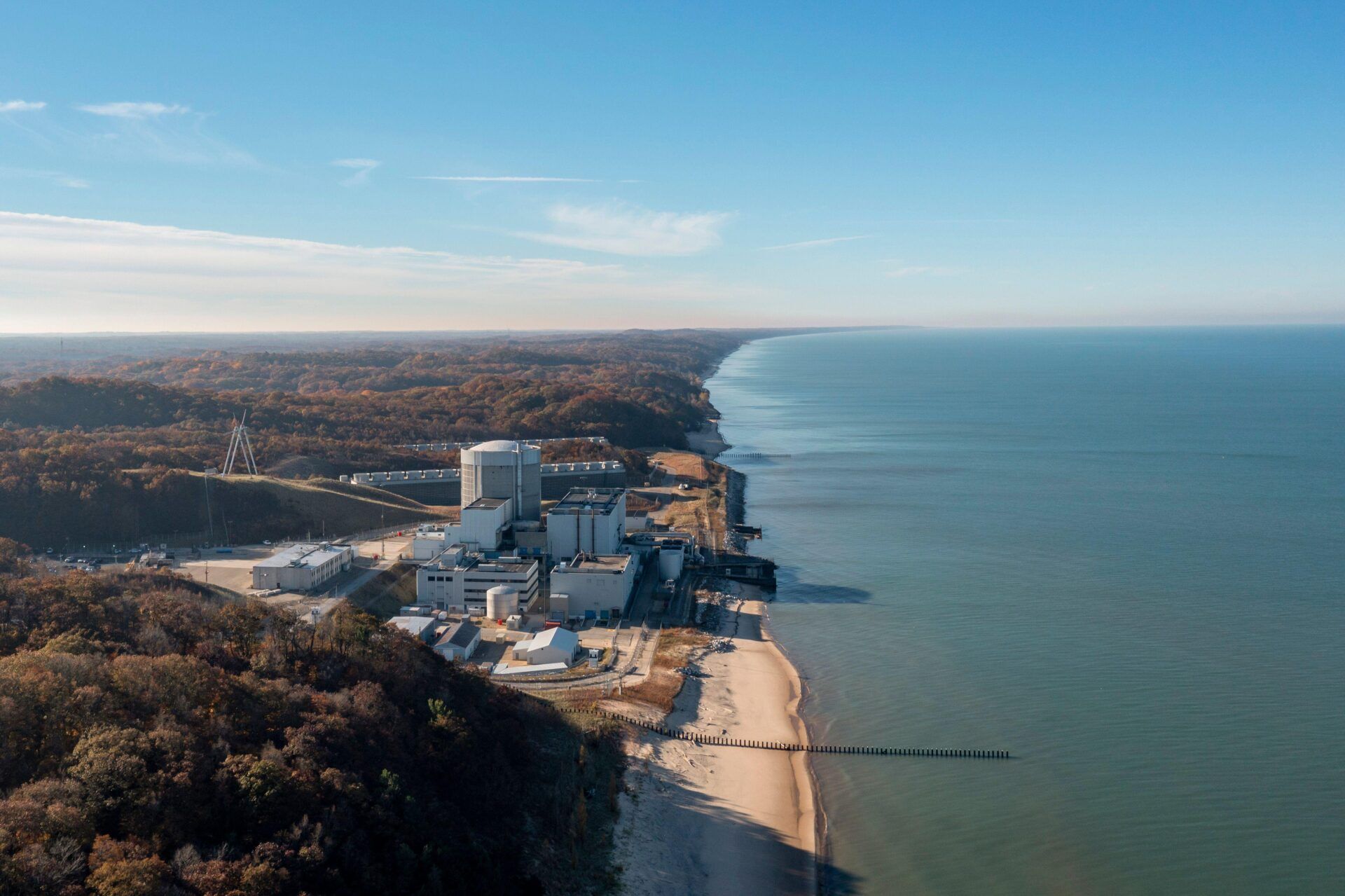 2KAD459 South Haven, Michigan - The Palisades nuclear power plant on the shore of Lake Michigan. The reactor was shut down for decommissioning in May 2022. Bu