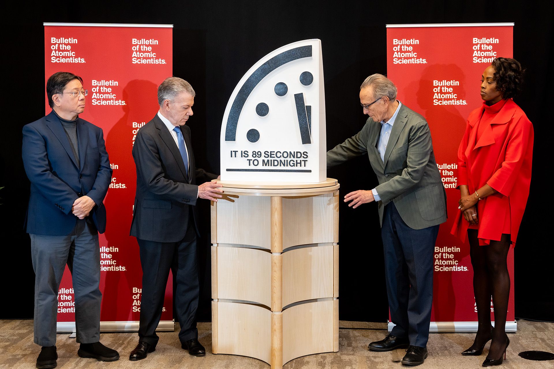 Members of the Bulletin of the Atomic Scientists’ Science and Security Board and Juan Manuel Santos, chair of The Elders and former president of Colombia, unveil the Doomsday Clock on January 28, 2025 at the United States Institute of Peace in Washington, D.C. It is now 89 seconds to midnight. Left to right: Daniel Holz, Herb Lin, Juan Manuel Santos, Robert Socolow, and Suzet McKinney. (Photo by Jamie Christiani/Bulletin of the Atomic Scientists)