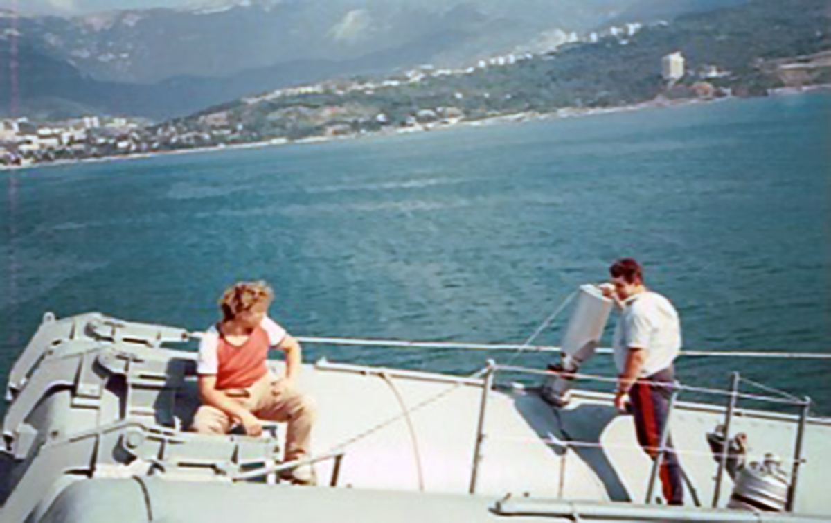 Black Sea Experiment, July 1989. On-site measurement of gamma-ray energy spectrum from uranium and plutonium decay in the warhead.