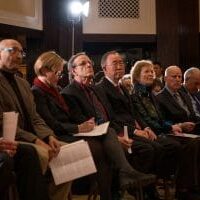 Die Mitglieder des Wissenschafts- und Sicherheitsausschusses von Bulletin und die Ehrengäste Ban Ki-Moon und Mary Robinson bei der Ankündigung der Weltuntergangsuhr 2020.